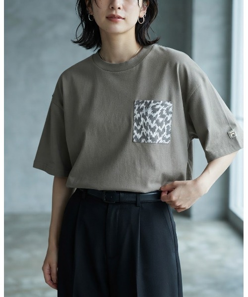 FILA(フィラ)の「ELEY KISHIMOTO×FILA POCKET TEE / イーリーキシモト×フィラ ポケットティーシャツ(Tシャツ/カットソー・レディース・ダークカーキ/オフホワイト・L/XL/S/M)」の1枚目の写真
