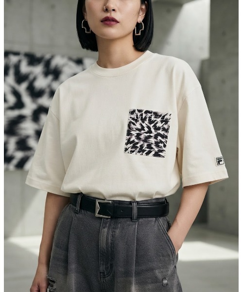 FILA(フィラ)の「ELEY KISHIMOTO×FILA POCKET TEE / イーリーキシモト×フィラ ポケットティーシャツ(Tシャツ/カットソー・レディース・ダークカーキ/オフホワイト・L/XL/S/M)」の2枚目の写真