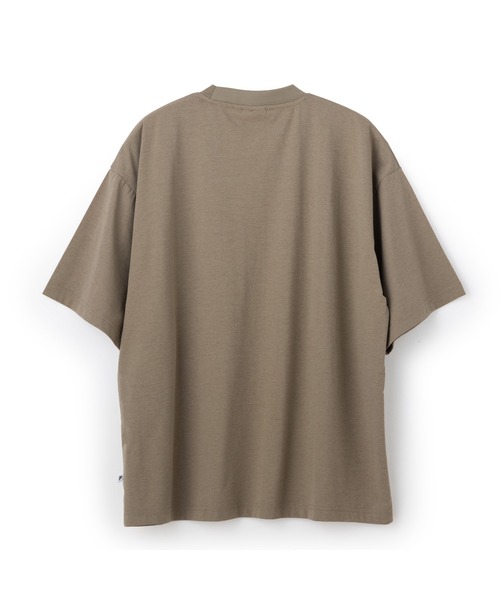 FILA(フィラ)の「ELEY KISHIMOTO×FILA POCKET TEE / イーリーキシモト×フィラ ポケットティーシャツ(Tシャツ/カットソー・レディース・ダークカーキ/オフホワイト・L/XL/S/M)」の6枚目の写真