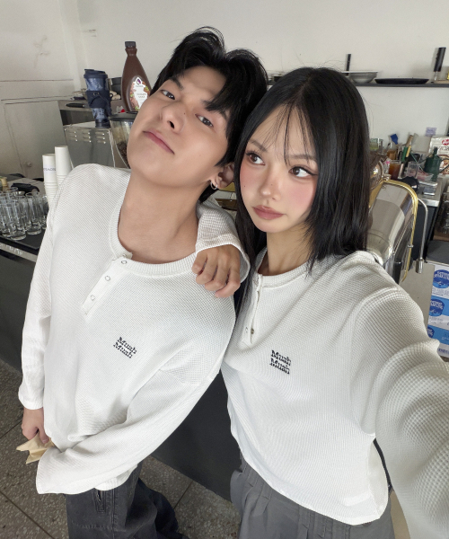 muahmuah（ムーアムーア）の「ワッフルピグメントヘンリーネック長袖Tシャツ[ホワイト]（Tシャツ/カットソー・レディース・その他・FREE）」の2枚目の写真