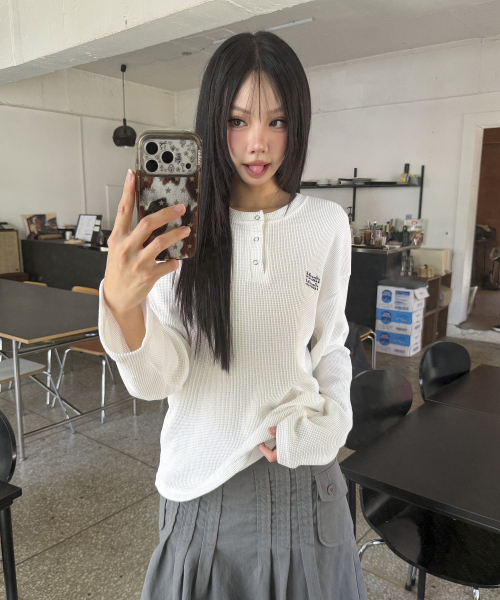 muahmuah（ムーアムーア）の「ワッフルピグメントヘンリーネック長袖Tシャツ[ホワイト]（Tシャツ/カットソー・レディース・その他・FREE）」の4枚目の写真