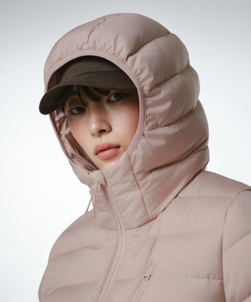 MUSINSA STANDARD WOMAN（ムシンサスタンダードウーマン）の「[シティレジャー] ウィメンズ フード付きライトダウンジャケット [デザートピンク]（ダウンジャケット/コート・レディース・その他・SMALL/MEDIUM/LARGE/X-LARGE/X-SMALL）」の4枚目の写真