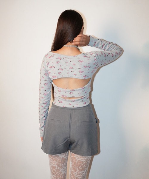 IMARI(イマリ)の「【 IMARI / イマリ 】 バック アウト フラワー トップス(Tシャツ/カットソー・レディース・グレー・M/L)」の6枚目の写真