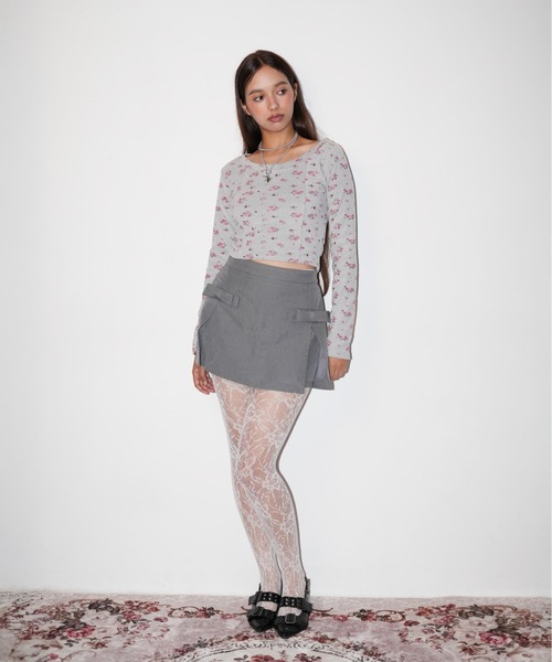 IMARI(イマリ)の「【 IMARI / イマリ 】 バック アウト フラワー トップス(Tシャツ/カットソー・レディース・グレー・M/L)」の3枚目の写真