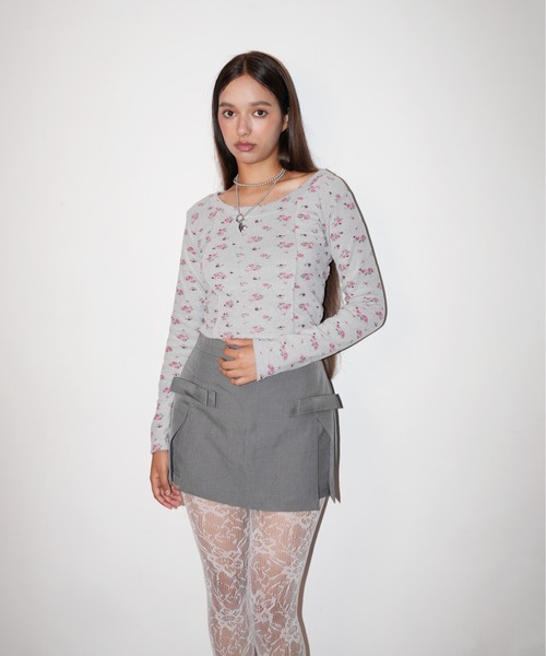 IMARI(イマリ)の「【 IMARI / イマリ 】 バック アウト フラワー トップス(Tシャツ/カットソー・レディース・グレー・M/L)」の4枚目の写真