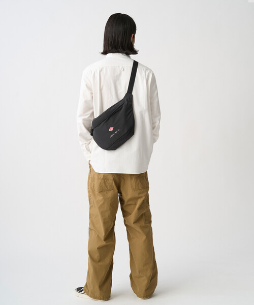 DANTON（ダントン）の「CHEMIN VERT 4.2 - Polyester Taffeta Sling Bag（ボディバッグ/ウエストポーチ・レディース・アイボリー/ブラック/グレー/ライトグリーン/マスタード・-）」の7枚目の写真