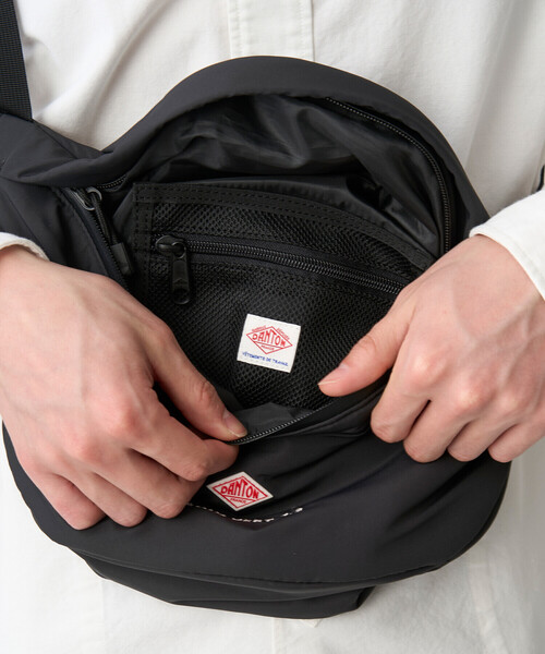 DANTON（ダントン）の「CHEMIN VERT 4.2 - Polyester Taffeta Sling Bag（ボディバッグ/ウエストポーチ・レディース・アイボリー/ブラック/グレー/ライトグリーン/マスタード・-）」の8枚目の写真
