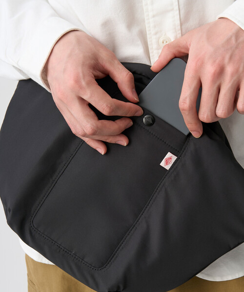 DANTON（ダントン）の「CHEMIN VERT 4.2 - Polyester Taffeta Sling Bag（ボディバッグ/ウエストポーチ・レディース・アイボリー/ブラック/グレー/ライトグリーン/マスタード・-）」の9枚目の写真