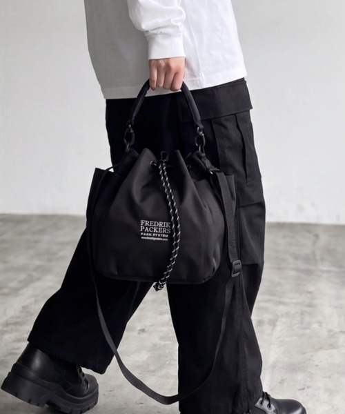 FREDRIK PACKERS(フレドリックパッカーズ)の「【FREDRIK PACKERS/フレドリックパッカーズ】WAVE SHOULDER / ウェーブ ショルダー バッグ FPST-SH42(ショルダーバッグ・レディース・ブラック・FREE)」の1枚目の写真