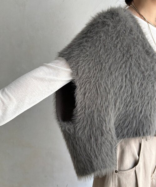DouDou(ドゥドゥ)の「シャギーVネックショートベスト(ニット/セーター・レディース・チャコールグレー/グレイッシュベージュ・FREE)」の18枚目の写真