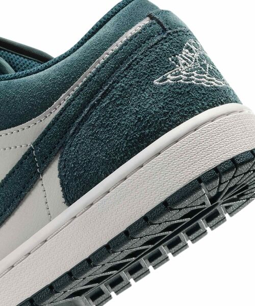 JORDAN BRAND(ジョーダンブランド)の「エア ジョーダン 1 LOW メンズシューズ / Air Jordan 1 Low Men's Shoes 553558-303 Midnight Spruce(スニーカー・メンズ・ダークグリーン・26/29.5/29/30/28.5/28/25.5/27.5/26.5/27/25)」の8枚目の写真