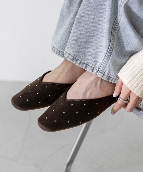 menue（メヌエ）の「【 新色追加 】 踵を折っても履ける 2WAY クッションVカットバブーシュ（パンプス・レディース・ベージュ系その他/マスタード/カーキ/ブラック/シルバー/ダークブラウン/その他/ホワイト/ブラウン系その他/ホワイト系その他/ブラック系その他/ベージュ系その他2/ブラック系その他2/その他1/グレー/レオパード/ブラック系その他3/ベージュ/ワインレッド/レッド/ブラウン系その他2/グリーン/キャメル/ベージュ系その他4/ガンメタ/ブラウン系その他3/ベージュ系その他3/グレイッシュベージュ/ブラック系その他4/ホワイト系その他2/ブラック系その他5/ブラウン系その他4/ブラック系その他6/ブラウン/ブラウン系その他5・41/34/40/36/37/38/39/35）」の19枚目の写真