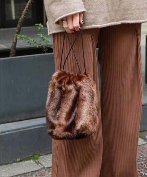 TODAYFUL（トゥデイフル）の「フェイクミンクファーパーズ（ハンドバッグ・レディース・ブラウン/キナリ・FREE）」の2枚目の写真