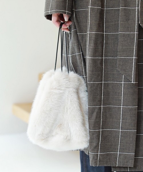 TODAYFUL（トゥデイフル）の「フェイクミンクファーパーズ（ハンドバッグ・レディース・ブラウン/キナリ・FREE）」の3枚目の写真