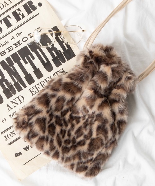 WEGO(ウィゴー)の「WEGO/ファー巾着ショルダーバッグ(ショルダーバッグ・レディース・ベージュ/その他1・FREE)」の2枚目の写真