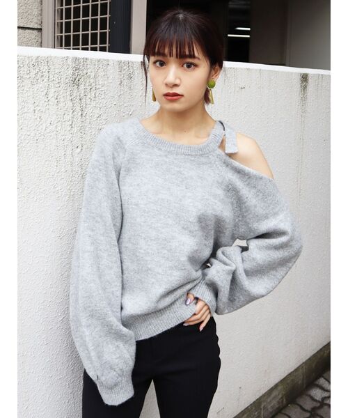 EMODA（エモダ）の「オープンショルダールーズニット（ニット/セーター・レディース・ブラック/グレー/オレンジ・FREE）」の2枚目の写真