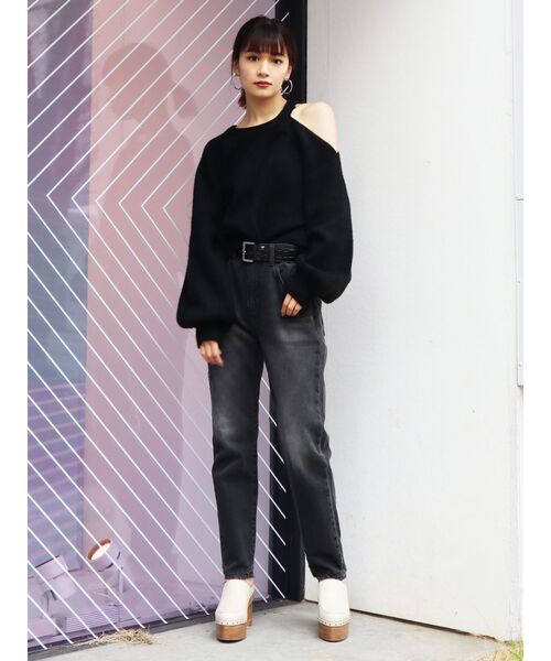 EMODA（エモダ）の「オープンショルダールーズニット（ニット/セーター・レディース・ブラック/グレー/オレンジ・FREE）」の5枚目の写真