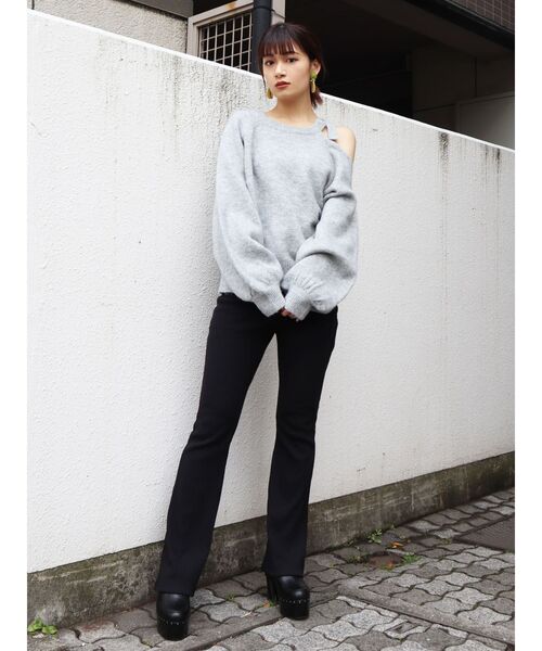 EMODA（エモダ）の「オープンショルダールーズニット（ニット/セーター・レディース・ブラック/グレー/オレンジ・FREE）」の7枚目の写真