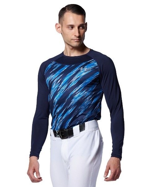 UNDER ARMOUR(アンダーアーマー)の「UAフィット コンフォート ノベルティ アンダー シャツ ロングスリーブ(ベースボール/MEN)(Tシャツ/カットソー・メンズ・ブラック/ダークネイビー・LG/3XL/XL/XXL/MD/SM)」の1枚目の写真