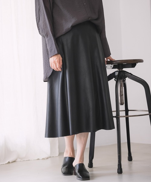 LEPSIM（レプシィム）の「フェイクレザーセミフレアスカート　953220（スカート・レディース・ブラウン/ブラック・LARGE/MEDIUM）」の2枚目の写真
