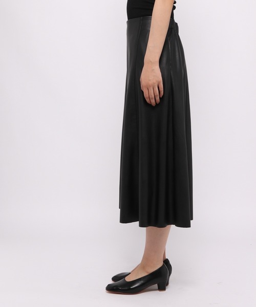 LEPSIM（レプシィム）の「フェイクレザーセミフレアスカート　953220（スカート・レディース・ブラウン/ブラック・LARGE/MEDIUM）」の6枚目の写真