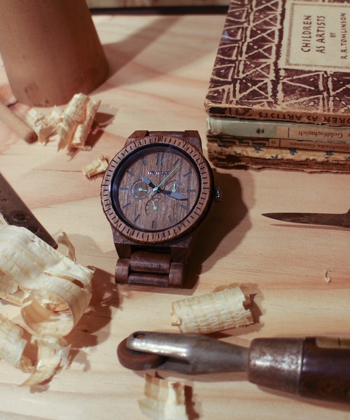 Wewood(ウィーウッド)の「【WEWOOD】KAPPA イタリア発・天然木を使用した腕時計 生活防水機能付(アナログ腕時計・メンズ・ダークブラウン/ブラウン系2/ブラック/ブラウン/ブラック系3/ブラック系2・FREE)」の4枚目の写真