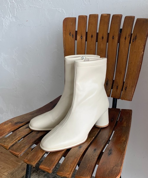 CAPRICIEUX LE'MAGE(カプリシューレマージュ)の「アウトソールアンクルブーツ(ブーツ・レディース・オフホワイト/ブラック/ベージュ・36/37/38)」の1枚目の写真