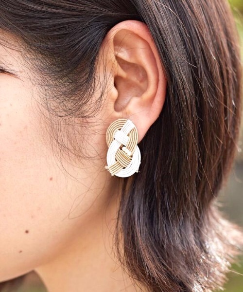 カヤ(カヤ)の「【カヤ】水引あわじ重ねイヤリング(イヤリング・レディース・ホワイト/ブラック/パープル/ブラウン/ゴールド/ブルー・FREE)」の2枚目の写真