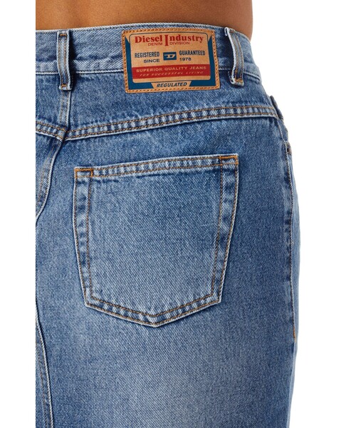 DIESEL（ディーゼル）の「レディース タイト デニム スカート ライトブルーデニム ミディ丈（スカート・レディース・インディゴブルー・29inch/23inch/31inch/27inch/25inch）」の3枚目の写真