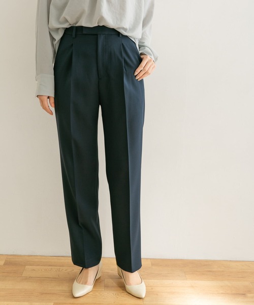 URBAN RESEARCH（アーバンリサーチ）の「タックストレートパンツ（その他パンツ・レディース・ベージュ/ネイビー・38/36）」の2枚目の写真