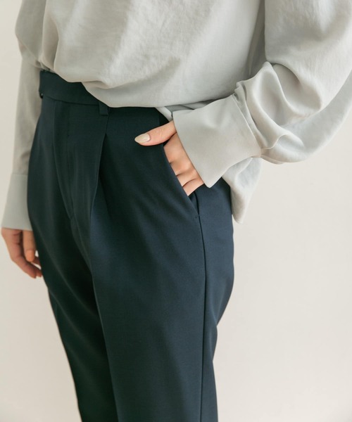 URBAN RESEARCH（アーバンリサーチ）の「タックストレートパンツ（その他パンツ・レディース・ベージュ/ネイビー・38/36）」の7枚目の写真