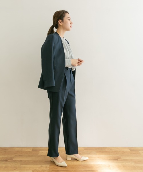 URBAN RESEARCH（アーバンリサーチ）の「タックストレートパンツ（その他パンツ・レディース・ベージュ/ネイビー・38/36）」の8枚目の写真