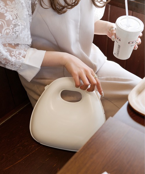 Ambre Ciel(アンブルシエル)の「ドーナツショルダーバッグ/【WEB/EC限定商品】(ショルダーバッグ・レディース・ダークブラウン/ホワイト/ブラック・FREE)」の2枚目の写真
