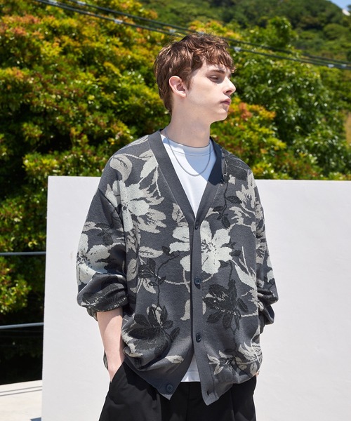 EMMA CLOTHES（エマクローズ）の「フラワーパターンジャガードニット ルーズカーディガン  EMMA CLOTHES（カーディガン/ボレロ・メンズ・ブルー/ライトベージュ/チャコール・M/L）」の5枚目の写真