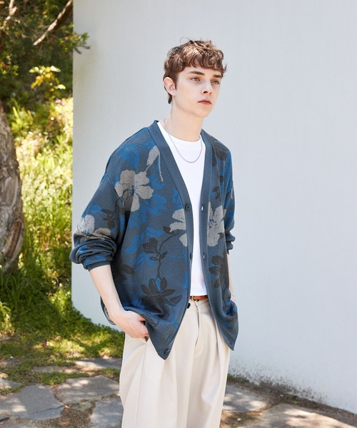 EMMA CLOTHES（エマクローズ）の「フラワーパターンジャガードニット ルーズカーディガン  EMMA CLOTHES（カーディガン/ボレロ・メンズ・ブルー/ライトベージュ/チャコール・M/L）」の7枚目の写真