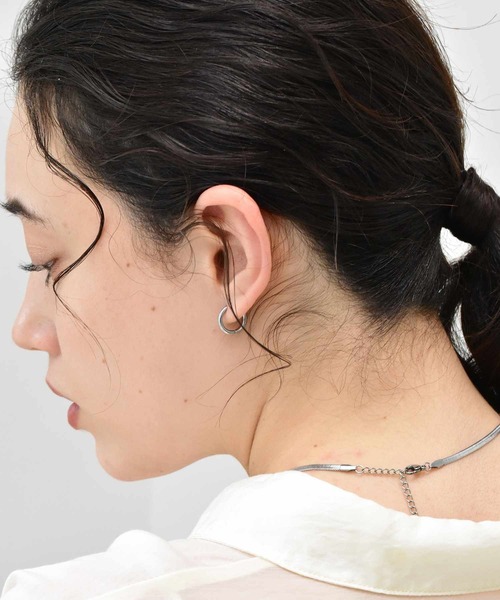 LHME（エルエイチエムイー）の「【WEB限定】”Gleam”スリムフープピアスSS/サージカルステンレス（金属アレルギー対応）【LHME / エルエイチエムイー】（ピアス（両耳用）・レディース・シルバー/ゴールド・ONE SIZE）」の8枚目の写真