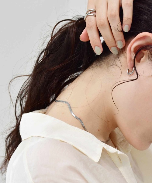 LHME（エルエイチエムイー）の「【WEB限定】”Gleam”スリムフープピアスSS/サージカルステンレス（金属アレルギー対応）【LHME / エルエイチエムイー】（ピアス（両耳用）・レディース・シルバー/ゴールド・ONE SIZE）」の10枚目の写真