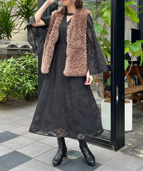 MAJESTIC LEGON（マジェスティックレゴン）の「袖スリットフレアーワンピース（ワンピース・レディース・アイボリー/ホワイト系その他2/ブラック系その他・SMALL/MEDIUM）」の12枚目の写真