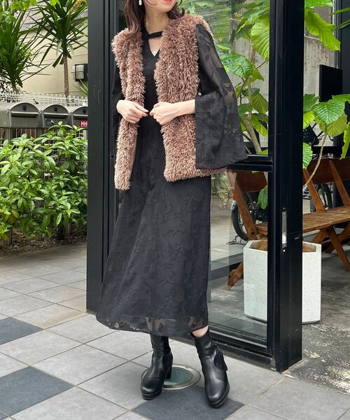 MAJESTIC LEGON（マジェスティックレゴン）の「袖スリットフレアーワンピース（ワンピース・レディース・アイボリー/ホワイト系その他2/ブラック系その他・SMALL/MEDIUM）」の16枚目の写真