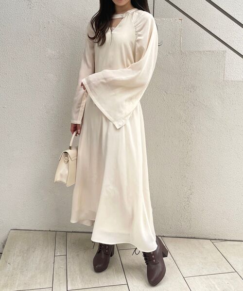 MAJESTIC LEGON（マジェスティックレゴン）の「袖スリットフレアーワンピース（ワンピース・レディース・アイボリー/ホワイト系その他2/ブラック系その他・SMALL/MEDIUM）」の4枚目の写真