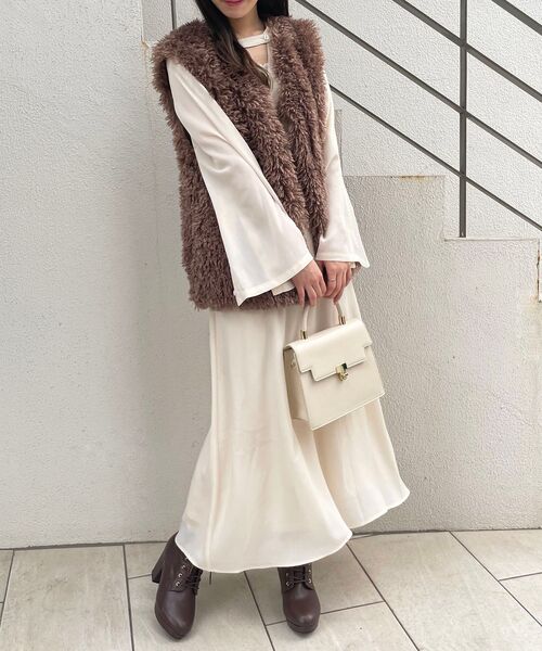 MAJESTIC LEGON（マジェスティックレゴン）の「袖スリットフレアーワンピース（ワンピース・レディース・アイボリー/ホワイト系その他2/ブラック系その他・SMALL/MEDIUM）」の9枚目の写真