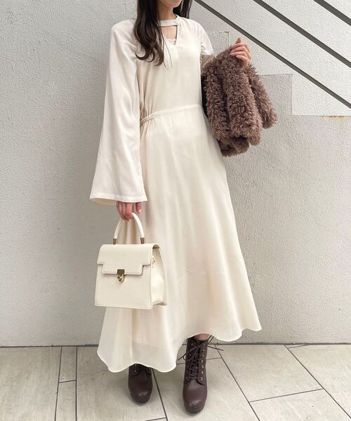 MAJESTIC LEGON（マジェスティックレゴン）の「袖スリットフレアーワンピース（ワンピース・レディース・アイボリー/ホワイト系その他2/ブラック系その他・SMALL/MEDIUM）」の13枚目の写真