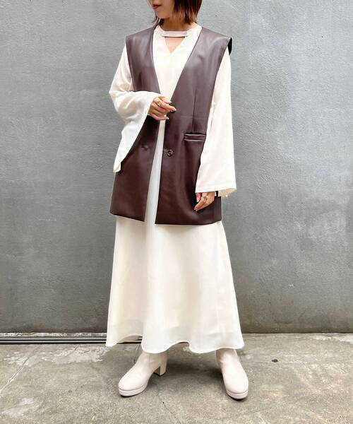 MAJESTIC LEGON（マジェスティックレゴン）の「袖スリットフレアーワンピース（ワンピース・レディース・アイボリー/ホワイト系その他2/ブラック系その他・SMALL/MEDIUM）」の17枚目の写真