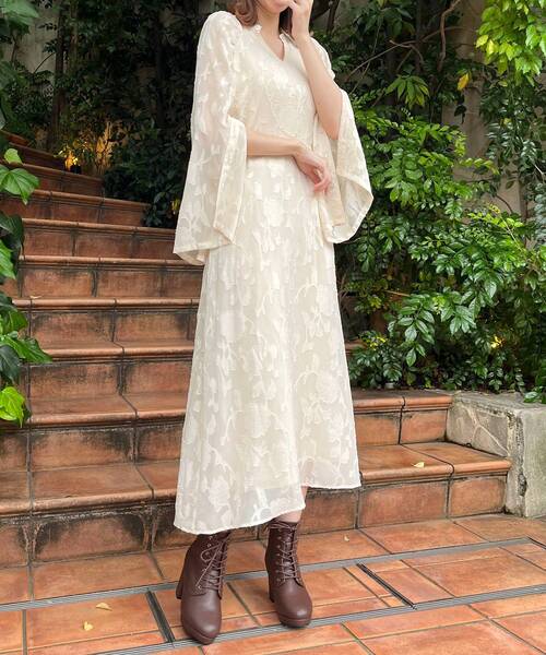 MAJESTIC LEGON（マジェスティックレゴン）の「袖スリットフレアーワンピース（ワンピース・レディース・アイボリー/ホワイト系その他2/ブラック系その他・SMALL/MEDIUM）」の22枚目の写真