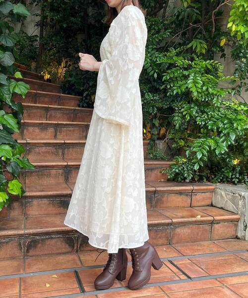 MAJESTIC LEGON（マジェスティックレゴン）の「袖スリットフレアーワンピース（ワンピース・レディース・アイボリー/ホワイト系その他2/ブラック系その他・SMALL/MEDIUM）」の10枚目の写真