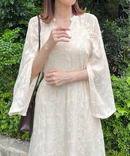 MAJESTIC LEGON（マジェスティックレゴン）の「袖スリットフレアーワンピース（ワンピース・レディース・アイボリー/ホワイト系その他2/ブラック系その他・SMALL/MEDIUM）」の14枚目の写真