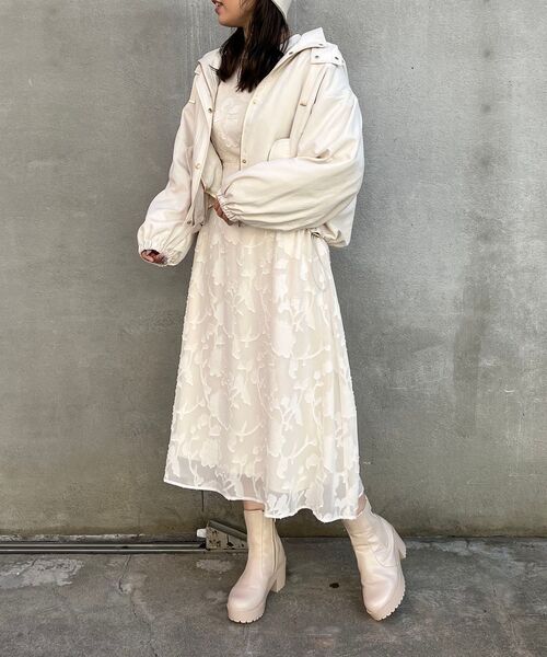 MAJESTIC LEGON（マジェスティックレゴン）の「袖スリットフレアーワンピース（ワンピース・レディース・アイボリー/ホワイト系その他2/ブラック系その他・SMALL/MEDIUM）」の15枚目の写真