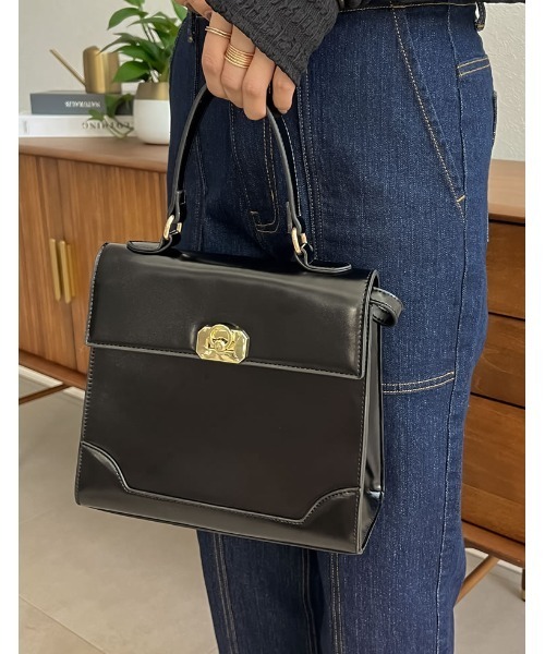 Re:EDIT（リエディ）の「[神山まりあさん着用]合皮ゴールドバックルフラップハンドバッグ（ハンドバッグ・レディース・ブラウン/ブラック・FREE）」の3枚目の写真