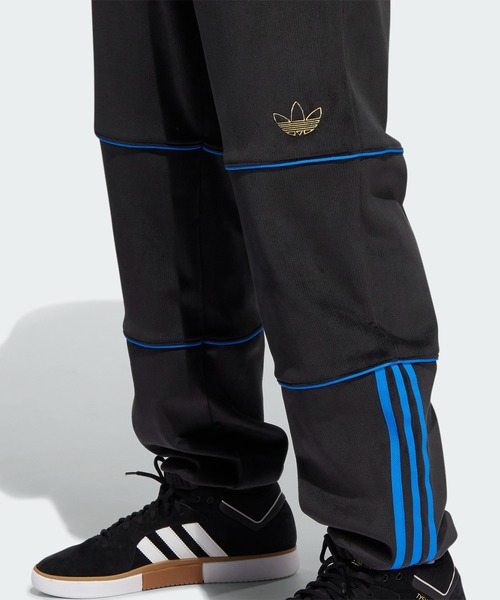 adidas（アディダス）の「タイショーン ベロア トラックパンツ