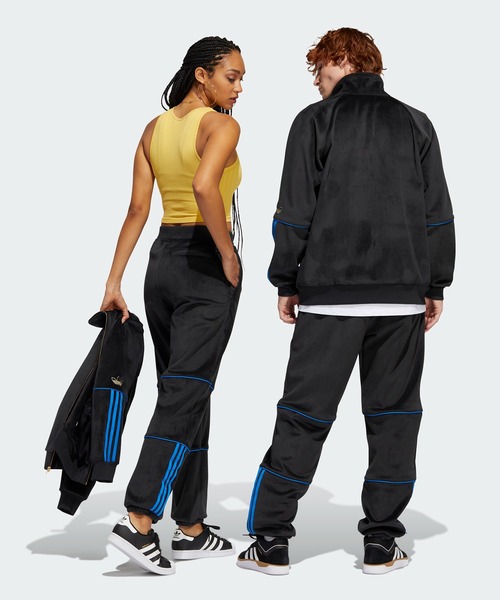 adidas（アディダス）の「タイショーン ベロア トラックパンツ